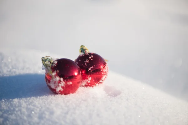 美しい晴れた冬の日に新鮮な雪の背景でクリスマスの赤いボールの装飾 — ストック写真