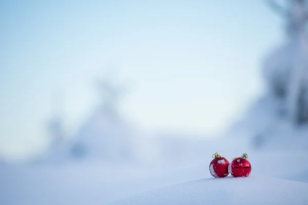Karácsony Piros Golyó Dekoráció Friss Háttér Gyönyörű Napos Téli Nap — Stock Fotó