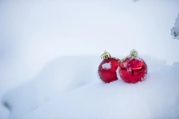 美しい晴れた冬の日に新鮮な雪の背景でクリスマスの赤いボールの装飾 — ストック写真