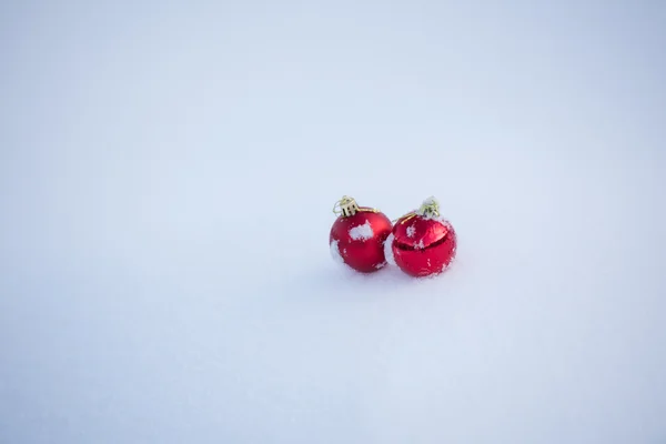 在美丽阳光明媚的冬日 圣诞红球装饰在雪白的背景下 — 图库照片