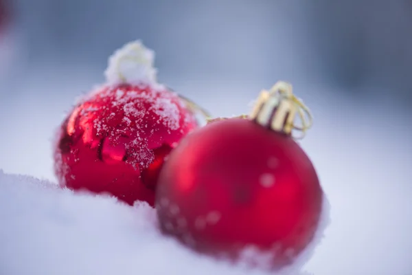 雪の中のクリスマスボール — ストック写真