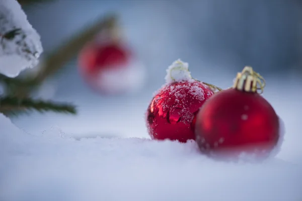 Kerstballen in de sneeuw — Stockfoto