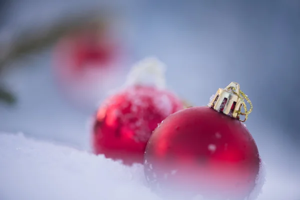 Vánoční Červené Koule Dekorace Čerstvém Sněhu Pozadí Krásné Slunné Zimní — Stock fotografie