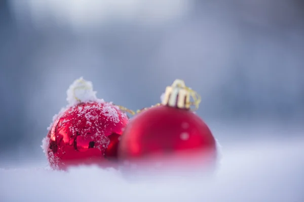 Vánoční koule ve sněhu — Stock fotografie