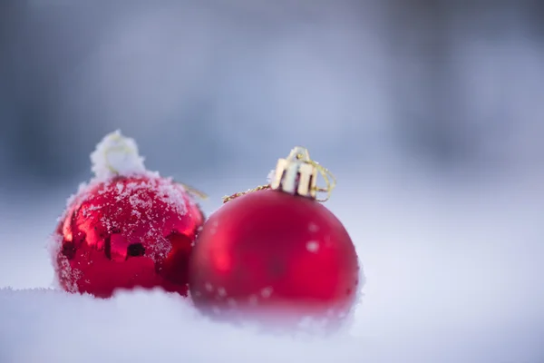美しい晴れた冬の日に新鮮な雪の背景でクリスマスの赤いボールの装飾 — ストック写真