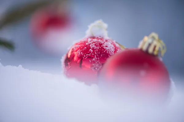 Navidad Bolas Rojas Decoración Fondo Nieve Fresca Hermoso Día Invierno — Foto de Stock