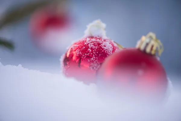 美しい晴れた冬の日に新鮮な雪の背景でクリスマスの赤いボールの装飾 — ストック写真