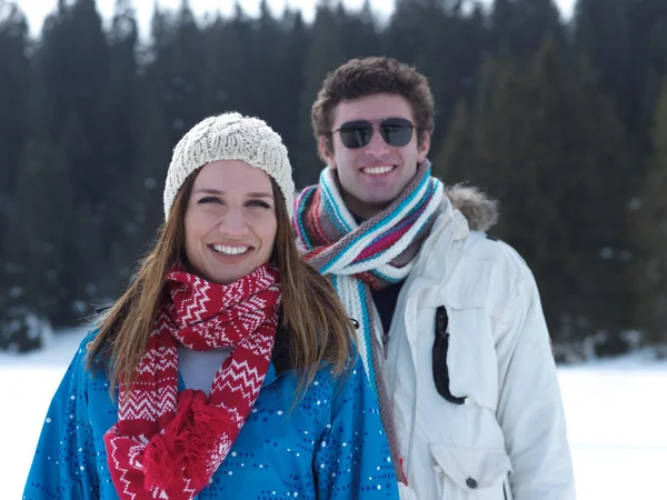 Romantische jong koppel op wintervakantie — Stockfoto