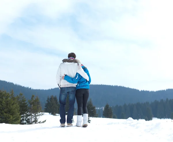 Jovem casal romântico em férias de inverno — Fotografia de Stock