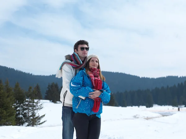 겨울 방학에 낭만적인 젊은 부부 — 스톡 사진