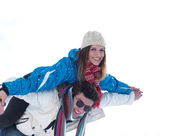 Jovem casal romântico em férias de inverno — Fotografia de Stock