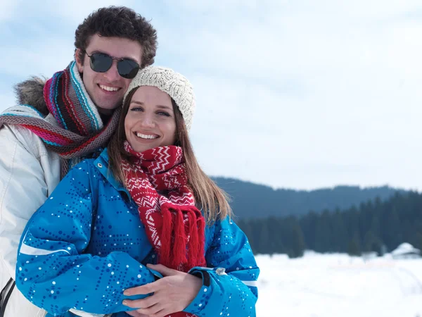 Jovem casal romântico em férias de inverno — Fotografia de Stock