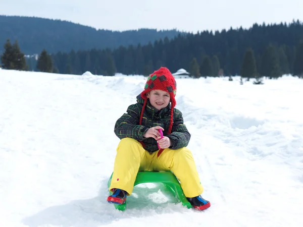 Menino se divertindo no inverno vacatioin na neve fresca — Fotografia de Stock