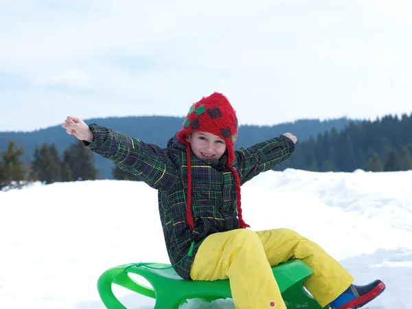 楽しんで冬 vacatioin に新鮮な雪の上の少年 — ストック写真