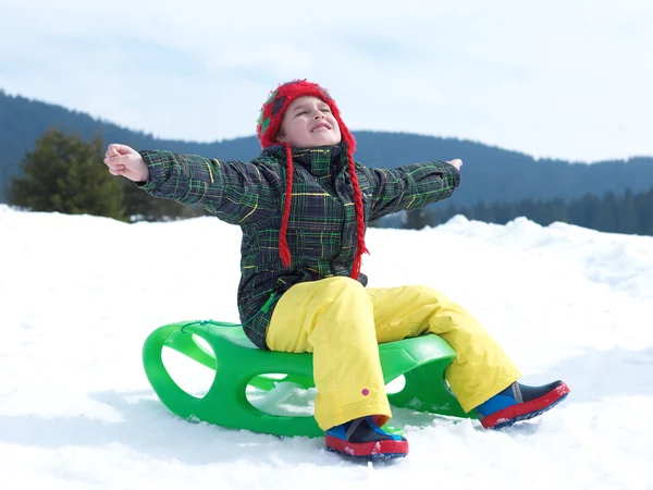 Ragazzo divertirsi su inverno vacatioin su neve fresca — Foto Stock