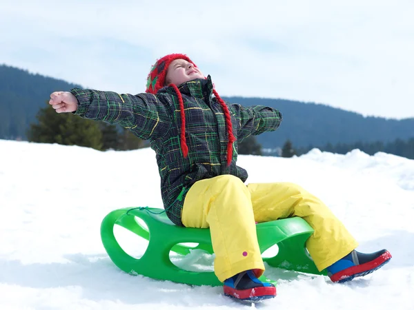 Chłopiec zabawy na vacatioin zimą na świeżym śniegu — Zdjęcie stockowe