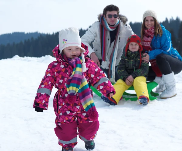 Kar ve aile portre — Stok fotoğraf