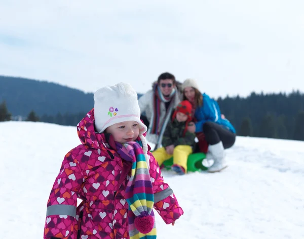 Kar ve aile portre — Stok fotoğraf