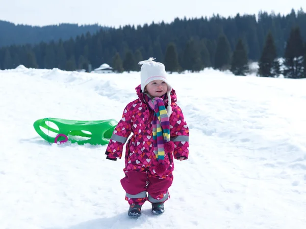 Pequena menina se divertindo na neve fresca — Fotografia de Stock