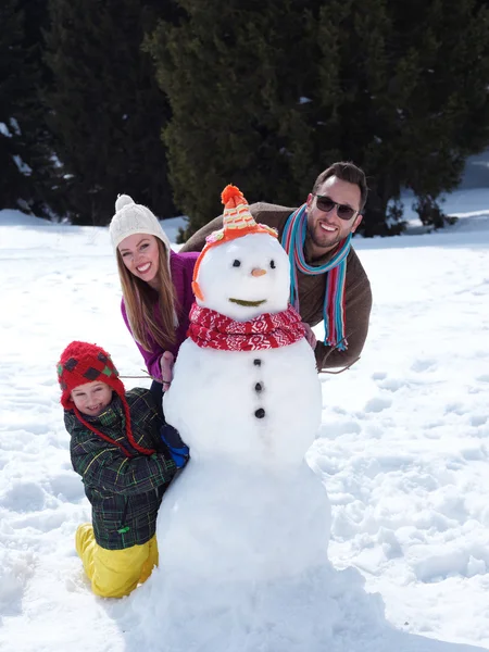 Famille heureuse faisant bonhomme de neige — Photo
