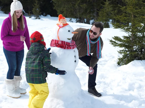 Mutlu bir aile kardan adam yapma — Stok fotoğraf