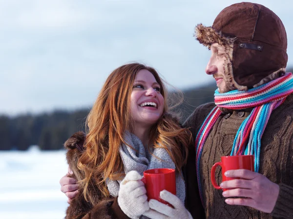 Glada unga par dricka varmt te på vintern — Stockfoto