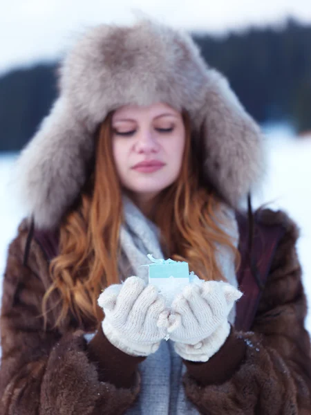 여자 겨울 장면에서 선물 — 스톡 사진