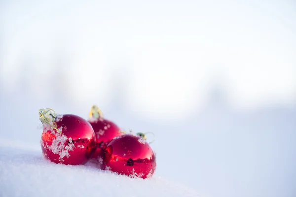 Κόκκινη Χριστουγεννιάτικη μπάλα σε φρέσκο χιόνι — Φωτογραφία Αρχείου