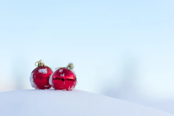 Червоні різдвяні кульки в свіжому снігу — стокове фото