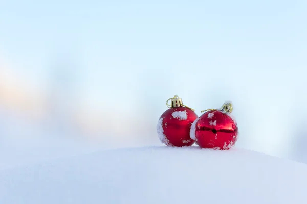 Piros karácsonyi bálok, friss hóban — Stock Fotó
