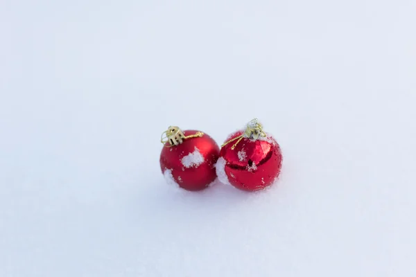 在新鲜的雪的红色圣诞球。 — 图库照片