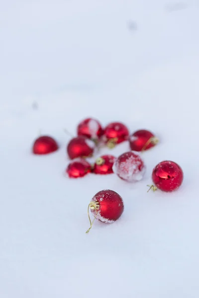 Boules de Noël rouges dans la neige fraîche — Photo