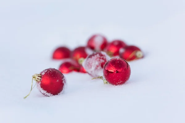 Boules de Noël rouges dans la neige fraîche — Photo