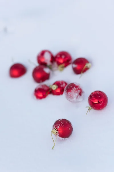 Κόκκινα Χριστούγεννα μπάλες με φρέσκο χιόνι — Φωτογραφία Αρχείου