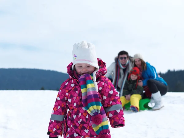 Kar ve aile portre — Stok fotoğraf