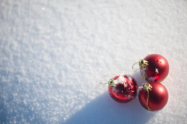 Piros karácsonyi bálok, friss hóban — Stock Fotó