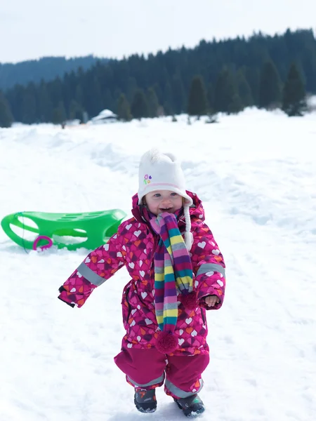 Pequena menina se divertindo na neve fresca — Fotografia de Stock