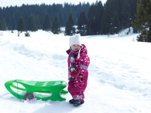 Pequena menina se divertindo na neve fresca — Fotografia de Stock