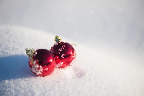 Bolas de Natal vermelho na neve fresca — Fotografia de Stock