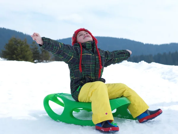 Glücklicher kleiner Junge im Winterurlaub — Stockfoto