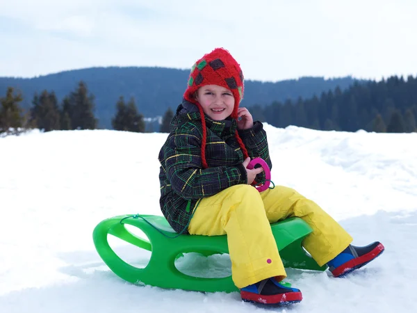 Gelukkige jongen op wintervakantie — Stockfoto