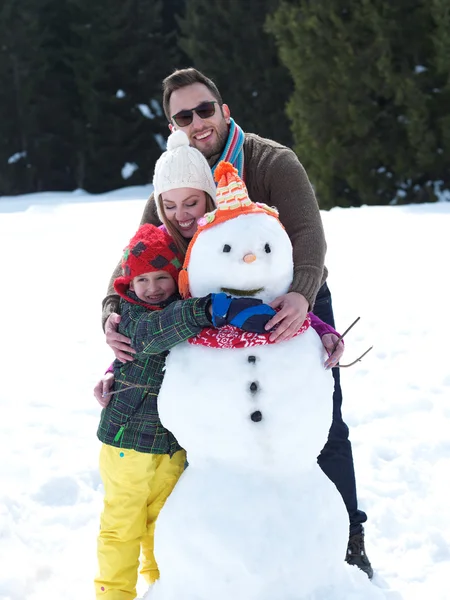 Mutlu bir aile kardan adam yapma — Stok fotoğraf