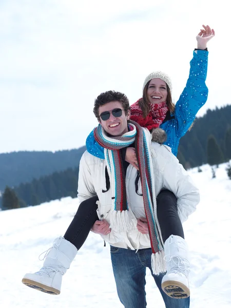 Casal se divertindo na neve fresca em férias de inverno — Fotografia de Stock