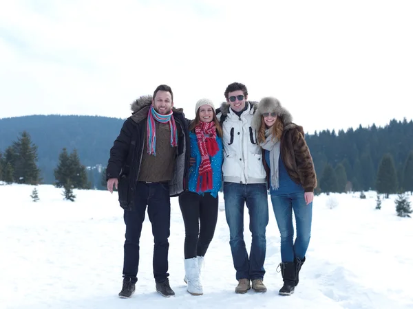 Arkadaş grubu var eğlenceli ve rahatlatıcı kış tatil — Stok fotoğraf