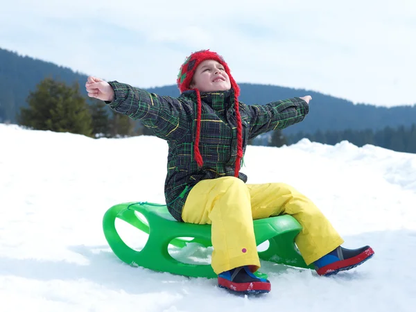 Felice giovane ragazzo in vacanza invernale — Foto Stock