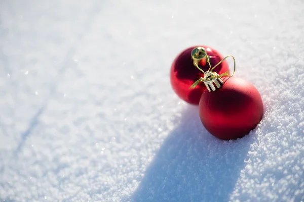 Bolas de Natal vermelho na neve fresca — Fotografia de Stock