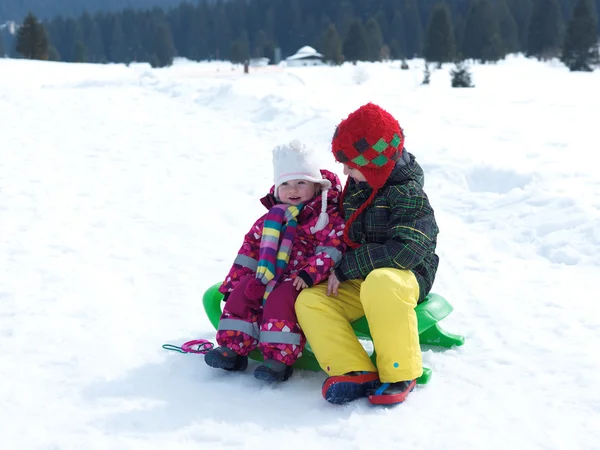 Portrét chlapce a baby Girl na zimní dovolenou — Stock fotografie
