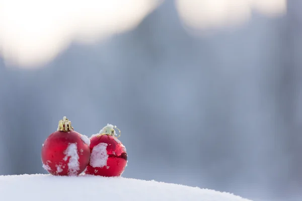 Κόκκινα Χριστούγεννα μπάλες με φρέσκο χιόνι — Φωτογραφία Αρχείου