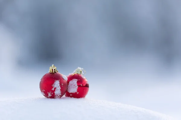 Palle di Natale rosse nella neve fresca — Foto Stock