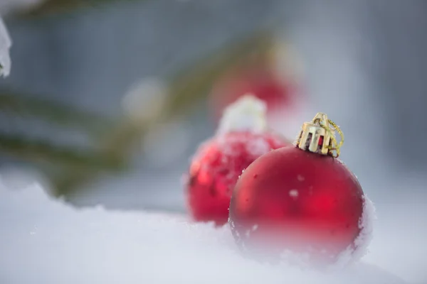 Rode kerstballen in verse sneeuw — Stockfoto